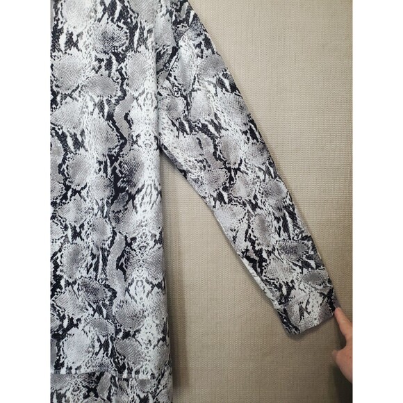 Chico's Zenergy Gray Snakeskin Print Soft Touch Long Sleeve Knit Tunic Size 2 L - Picture 2 of 6